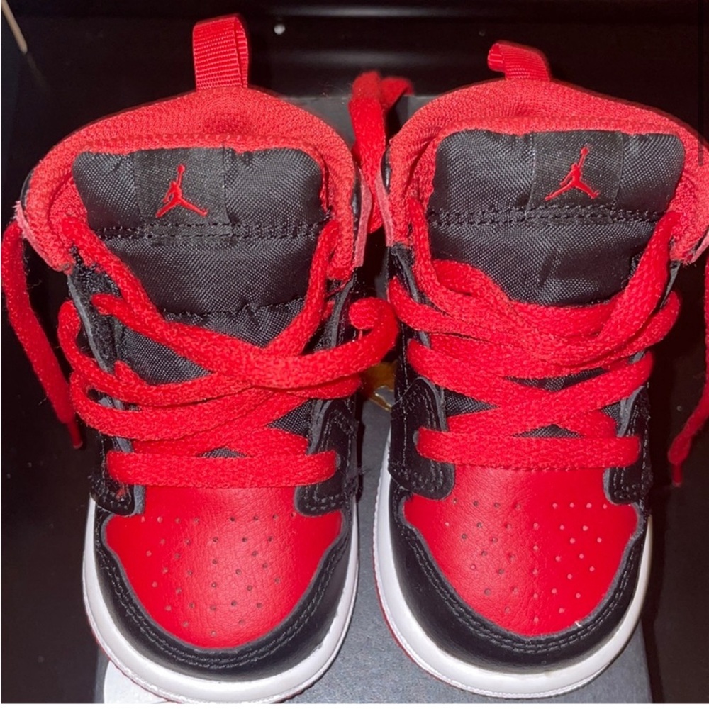 Red/blk size 4 Nike